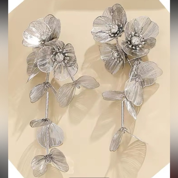 Kate Middleton Famous Cascading Silver Dangle Earrings - Picture 1 of 11